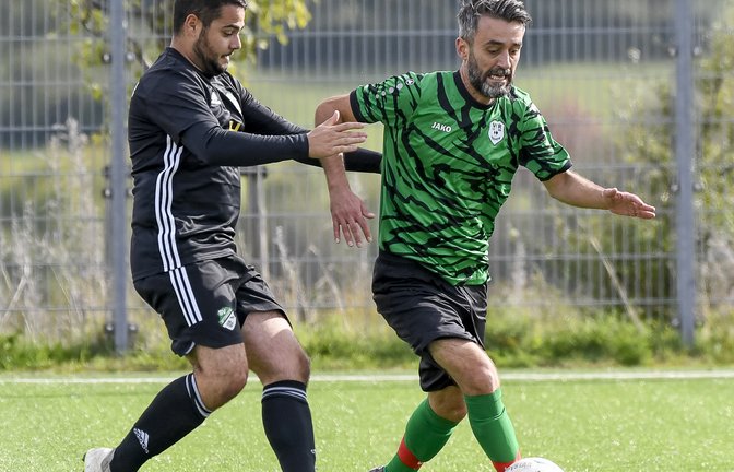 Bujar Ismajli (rechts) vom VfR Sersheim setzt sich gegen Raul Müller de la Pena vom SV Iptingen II durch. <span class='image-autor'>Fotos: Leitner</span>
