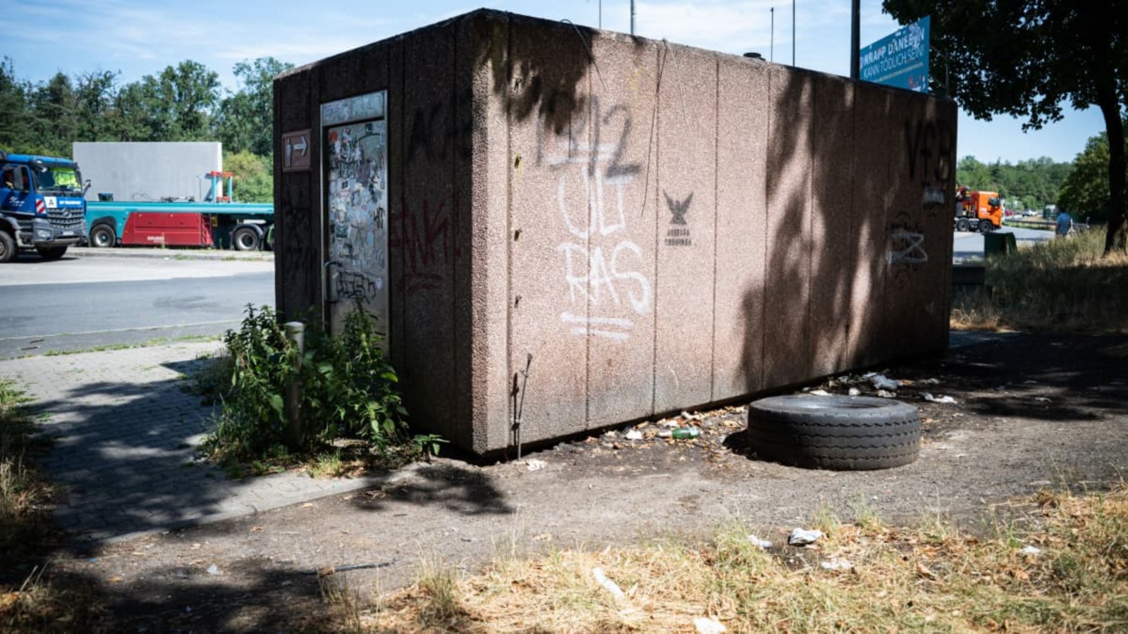 Hochgradig unappetitlich: Fäkalien und Müll liegen hinter einem Toilettenhaus auf einem Autobahn-Rastplatz an der A3 bei Neu-Isenburg in Hessen.Hannes P. Albert/dpa Hochgradig unappetitlich: Fäkalien und Müll liegen hinter einem Toilettenhaus auf einem Autobahn-Rastplatz an der A3 bei Neu-Isenburg in Hessen.Hannes P. Albert/dpa