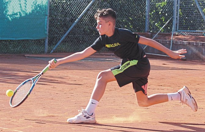 Nevio Intini muss sich lang machen, um einen Stoppball noch zu bekommen. In der U 15 wurde der Vaihinger Zweiter. Foto: Nachreiner