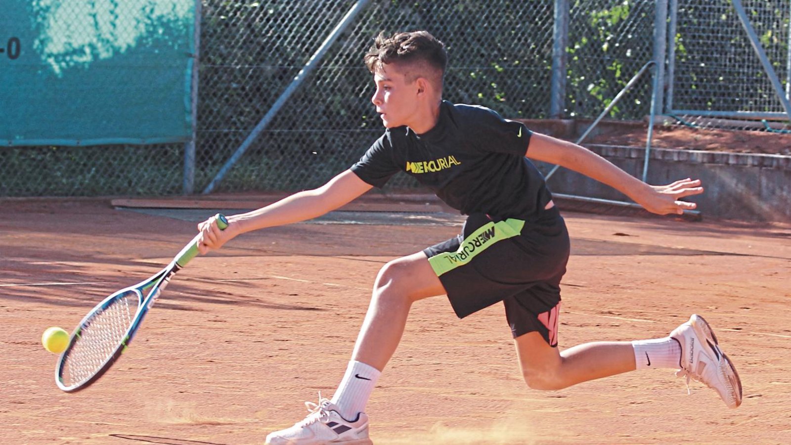 Nevio Intini muss sich lang machen, um einen Stoppball noch zu bekommen. In der U 15 wurde der Vaihinger Zweiter. Foto: Nachreiner