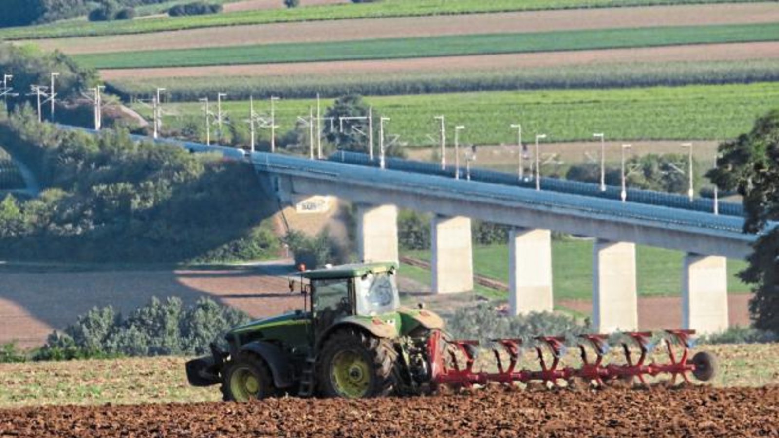 Pflügen mit Ausblick vom Vaihinger Weitfeld aufs Enztalviadukt.  Foto: Arning