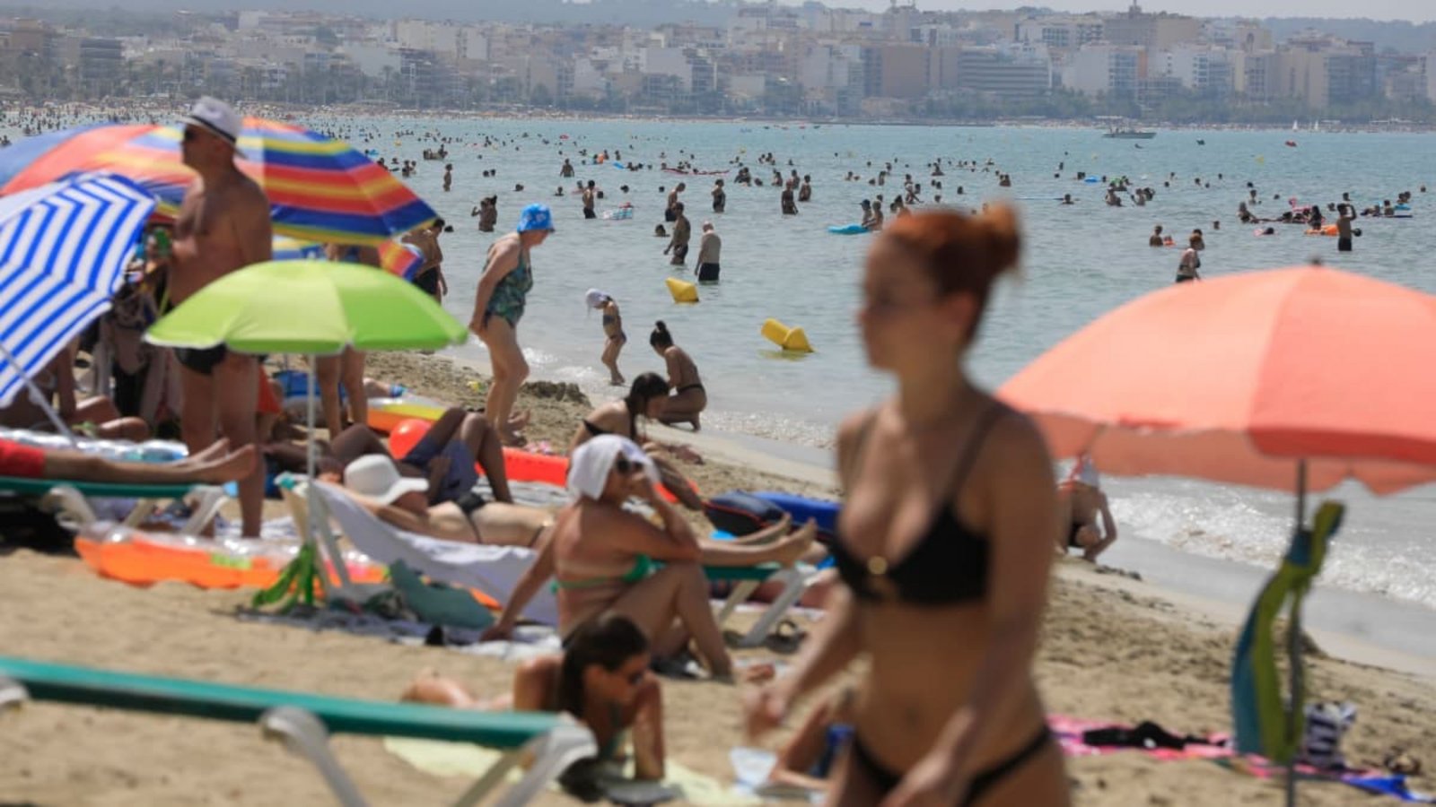 Viele Urlauber wollen nicht die ganzen Ferien im Hotel verbringen, sondern auch Land und Leute kennenlernen. Die Kosten können schnell unkalkulierbar werden.Clara Margais/dpa