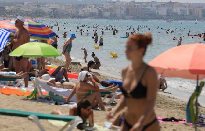 Viele Urlauber wollen nicht die ganzen Ferien im Hotel verbringen, sondern auch Land und Leute kennenlernen. Die Kosten können schnell unkalkulierbar werden.<span class='image-autor'>Clara Margais/dpa</span>
