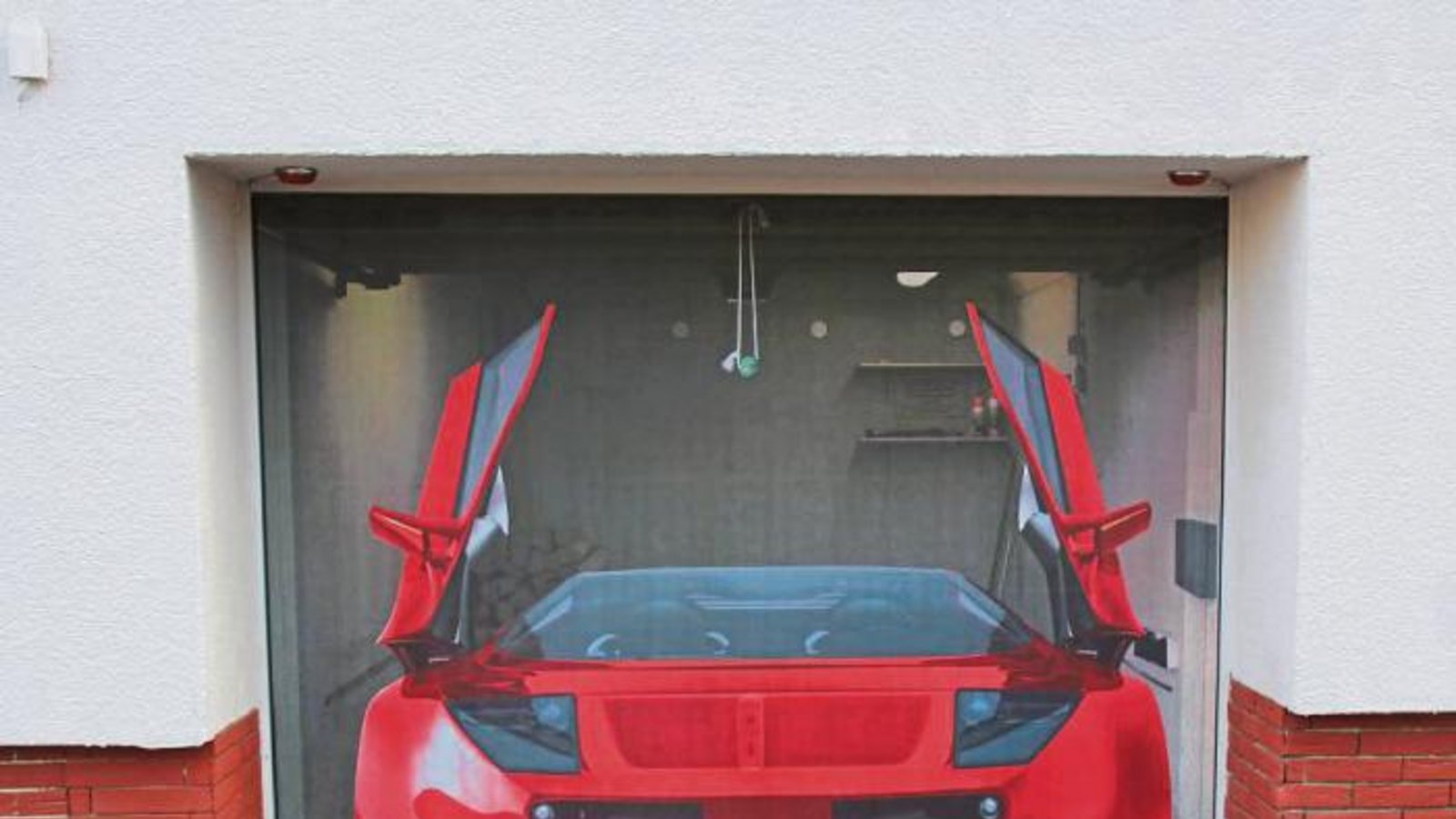 Was für ein flotter Flitzer wohl tatsächlich in dieser Garage steht? Gesehen in Großsachsenheim. Foto: Elsässer Was für ein flotter Flitzer wohl tatsächlich in dieser Garage steht? Gesehen in Großsachsenheim. Foto: Elsässer