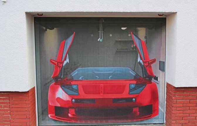 Was für ein flotter Flitzer wohl tatsächlich in dieser Garage steht? Gesehen in Großsachsenheim. Foto: Elsässer