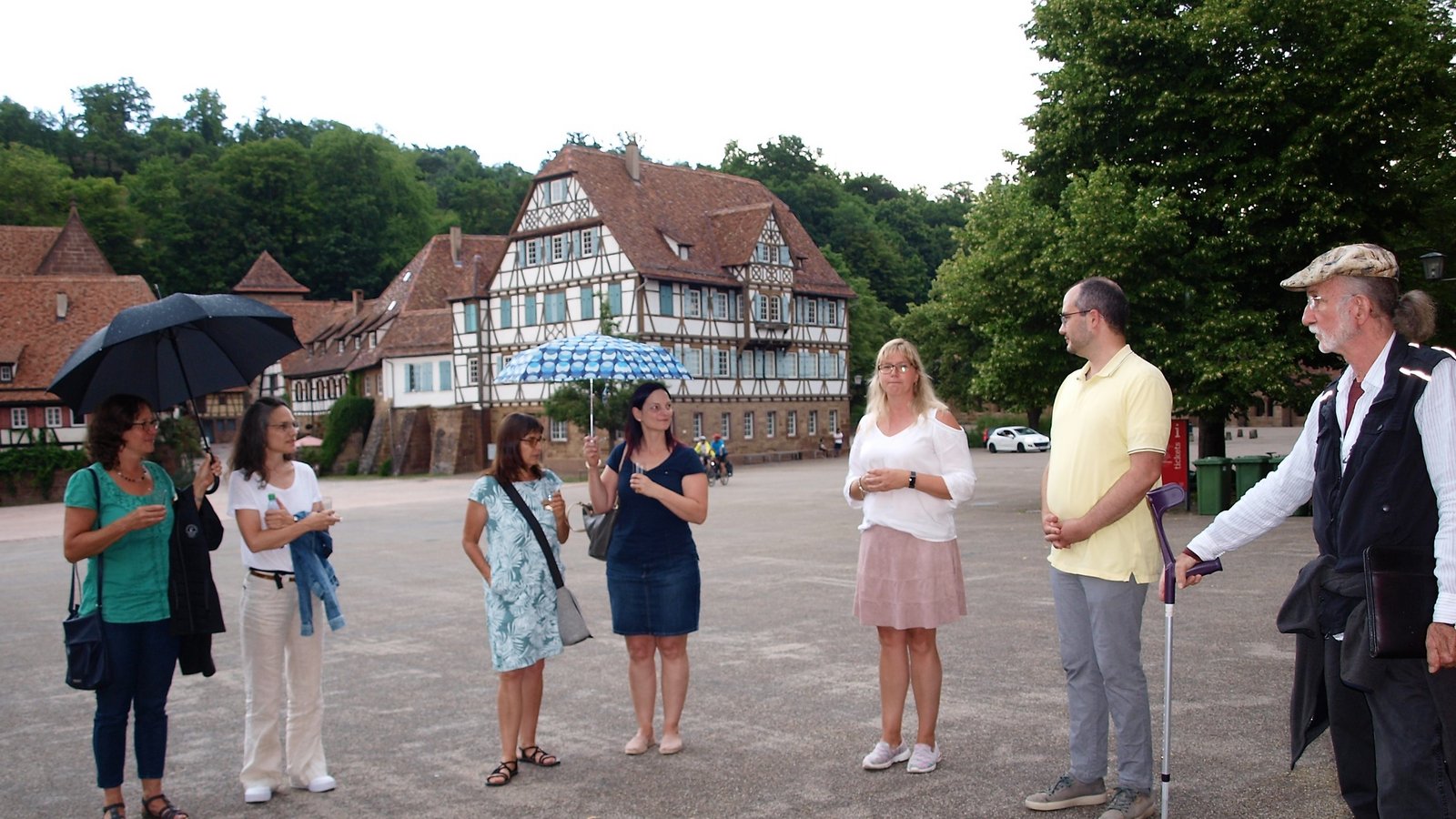 Mit einem Kräutertrunk begrüßten die Leiterin der Klosterverwaltung Maulbronn, Alexandra Müller, und Cem Alaçam von der SSG (Fünfte und Sechste von links) die Teilnehmenden im Klosterhof. 20 Lehrkräfte hatten sich angemeldet. Foto: Filitz Mit einem Kräutertrunk begrüßten die Leiterin der Klosterverwaltung Maulbronn, Alexandra Müller, und Cem Alaçam von der SSG (Fünfte und Sechste von links) die Teilnehmenden im Klosterhof. 20 Lehrkräfte hatten sich angemeldet. Foto: Filitz