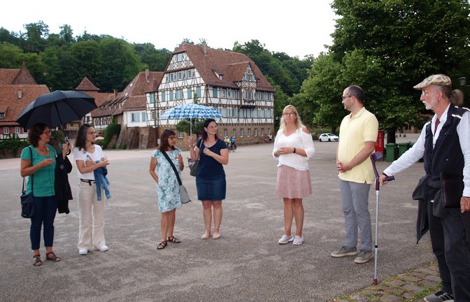 Mit einem Kräutertrunk begrüßten die Leiterin der Klosterverwaltung Maulbronn, Alexandra Müller, und Cem Alaçam von der SSG (Fünfte und Sechste von links) die Teilnehmenden im Klosterhof. 20 Lehrkräfte hatten sich angemeldet.  <span class='image-autor'>Foto: Filitz</span>