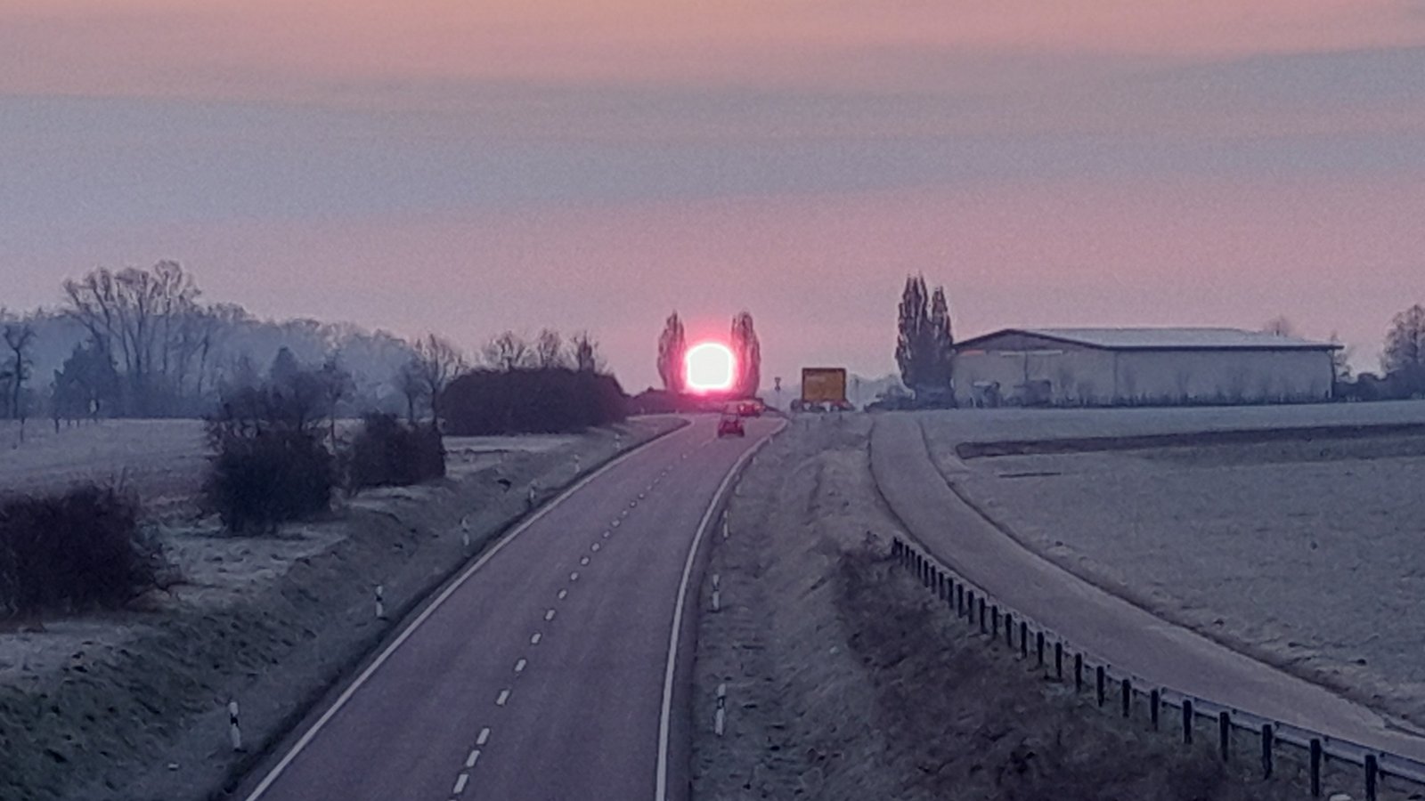 Sonnenaufgang über dem Kreisverkehr Sersheim/ Umgehungsstraße . Foto: Leser Peter Hutter (Eberdingen)