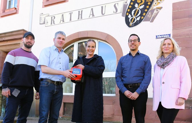 Übergabe des ersten öffentlichen Defibrillators (von links): Philipp Schmidt, Matthias Enz, Gabriele Ballmer, Timon Friedel und Kathrin Saße. <span class='image-autor'>Foto: Küppers</span>