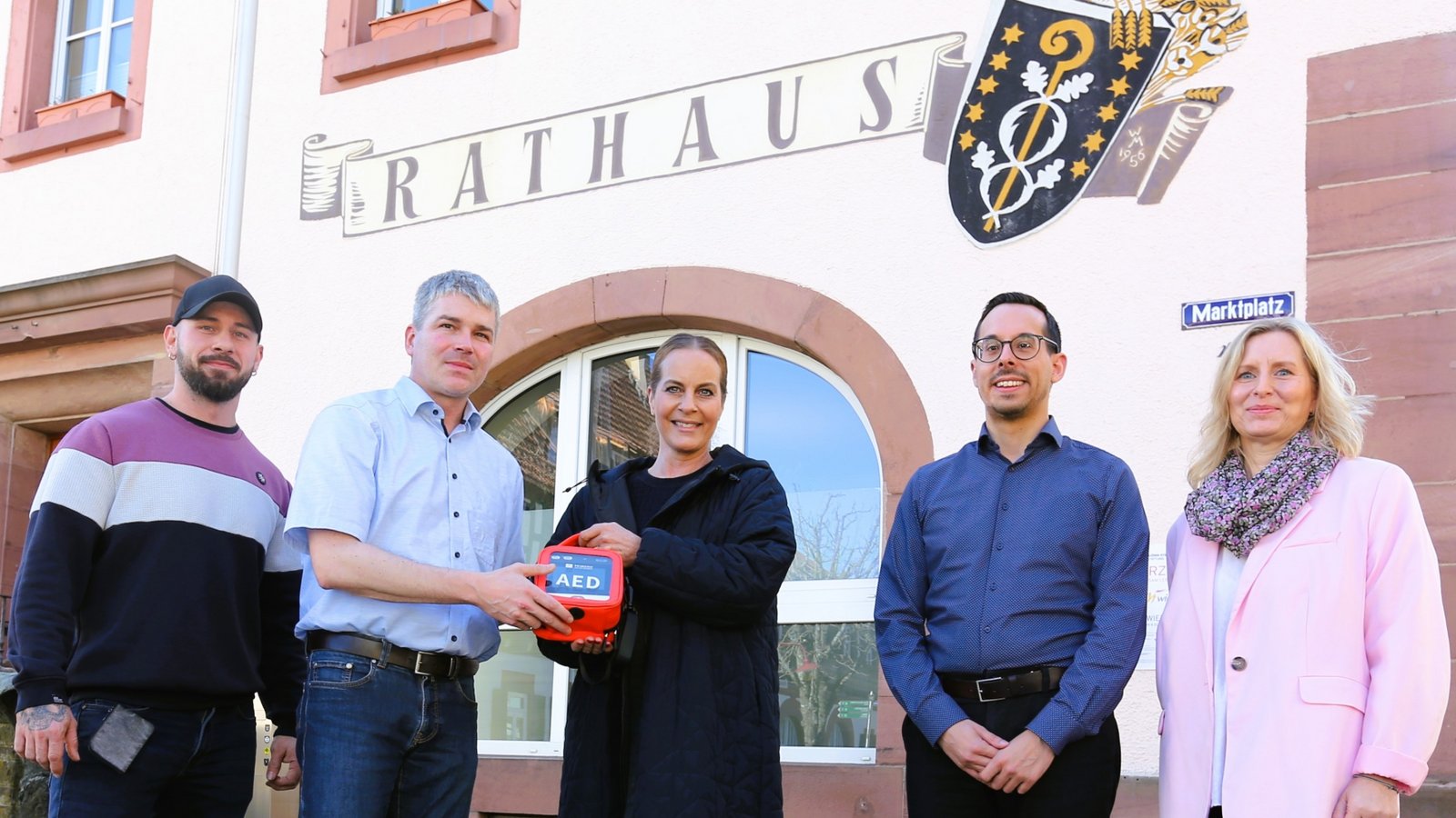 Übergabe des ersten öffentlichen Defibrillators (von links): Philipp Schmidt, Matthias Enz, Gabriele Ballmer, Timon Friedel und Kathrin Saße. Foto: Küppers