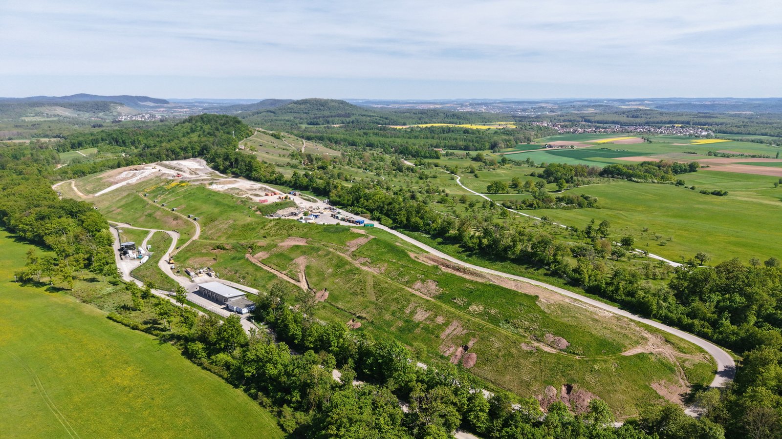 Die Deponie Hamberg soll bald abgedichtet werden. Der Enzkreis hofft auf die Erweiterung um einen sechsten Abschnitt links hinten. Foto: Küppers Die Deponie Hamberg soll bald abgedichtet werden. Der Enzkreis hofft auf die Erweiterung um einen sechsten Abschnitt links hinten. Foto: Küppers