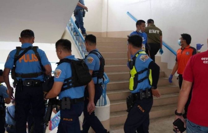 Polizisten sichern ein Gebäude nach der Bluttat auf dem Campus of Ateneo de Zamboanga University High School in Zamboanga City.<span class='image-autor'>Imago/Anadolu Agency</span>