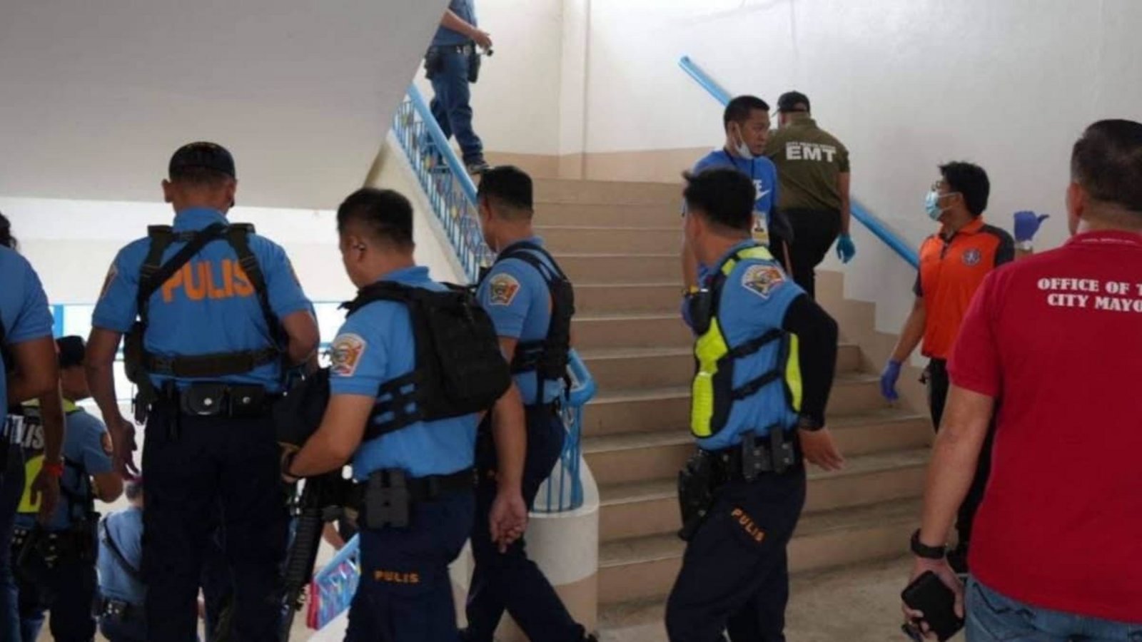 Polizisten sichern ein Gebäude nach der Bluttat auf dem Campus of Ateneo de Zamboanga University High School in Zamboanga City.Imago/Anadolu Agency Polizisten sichern ein Gebäude nach der Bluttat auf dem Campus of Ateneo de Zamboanga University High School in Zamboanga City.Imago/Anadolu Agency