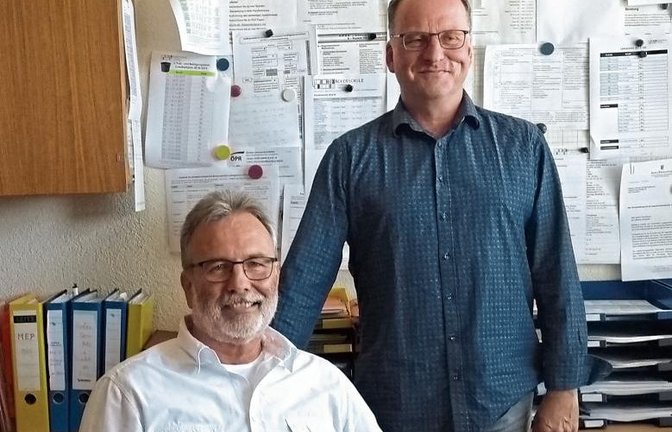 Der Schulleiter der Hofäckerschule Werner Wöhr geht zufrieden in den Ruhestand und räumt seinen Platz am Schreibtisch für Konrektor Andreas Burkhardt, der interimsweise die Rektorenstelle übernimmt. Foto: Glemser
