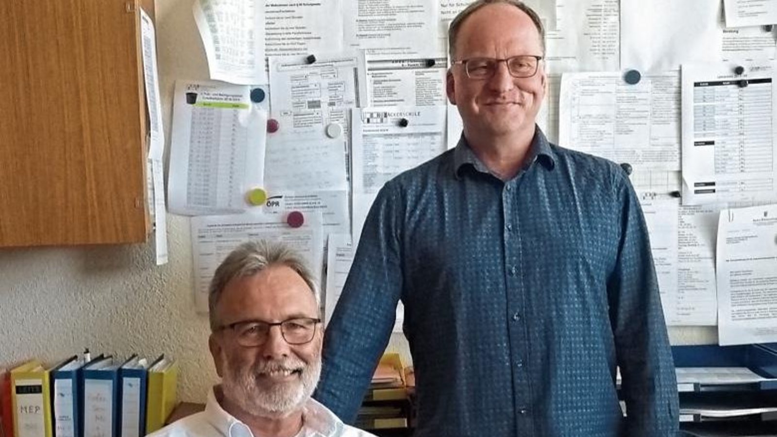 Der Schulleiter der Hofäckerschule Werner Wöhr geht zufrieden in den Ruhestand und räumt seinen Platz am Schreibtisch für Konrektor Andreas Burkhardt, der interimsweise die Rektorenstelle übernimmt. Foto: Glemser Der Schulleiter der Hofäckerschule Werner Wöhr geht zufrieden in den Ruhestand und räumt seinen Platz am Schreibtisch für Konrektor Andreas Burkhardt, der interimsweise die Rektorenstelle übernimmt. Foto: Glemser