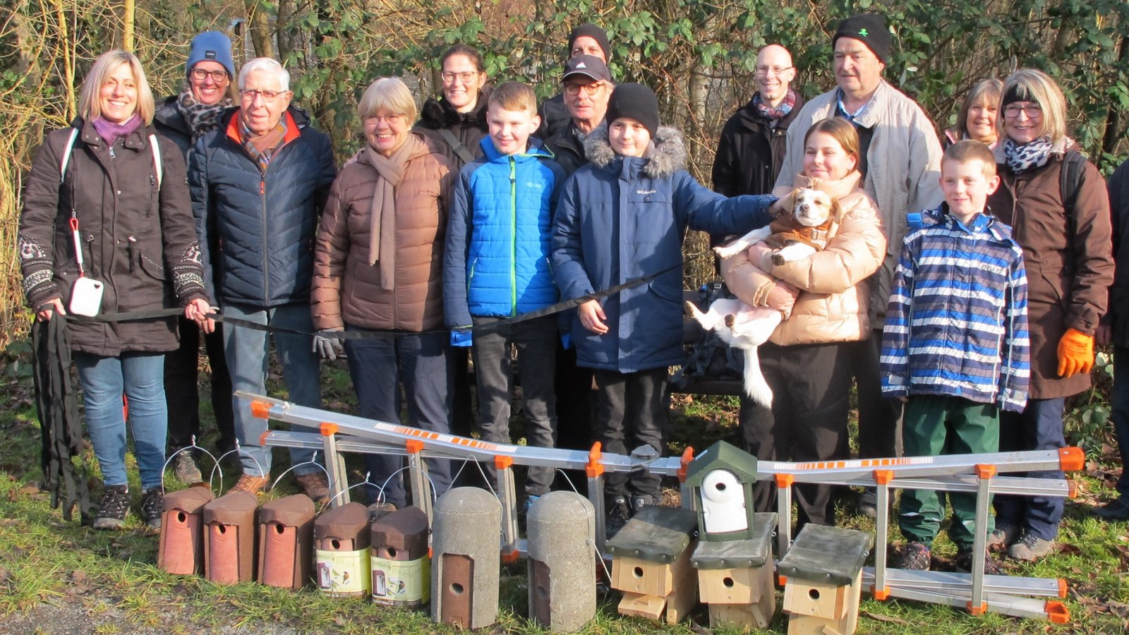 Gruppenbild mit Hund: die Helferinnen und Helfer der Nistkastenaktion. Foto: Makkens
