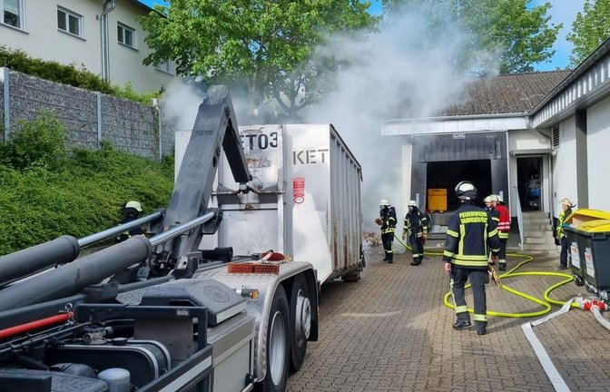 Der brennende Container wird vom Gebäude weggezogen, um zu verhindern, dass sich das Feuer ausbreitet.  <span class='image-autor'>Foto: FW Vaihingen</span>