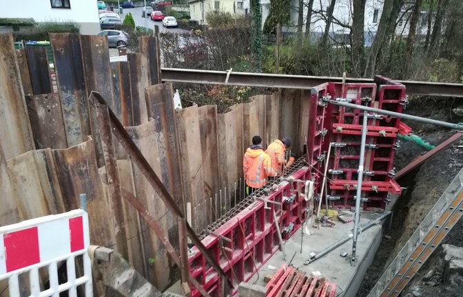 Die Brücke zum Wohngebiet „Im kleinen Täle“ in Enzweihingen wird in diesem Jahr nicht mehr fertig werden.  <span class='image-autor'>Foto: Arning</span>
