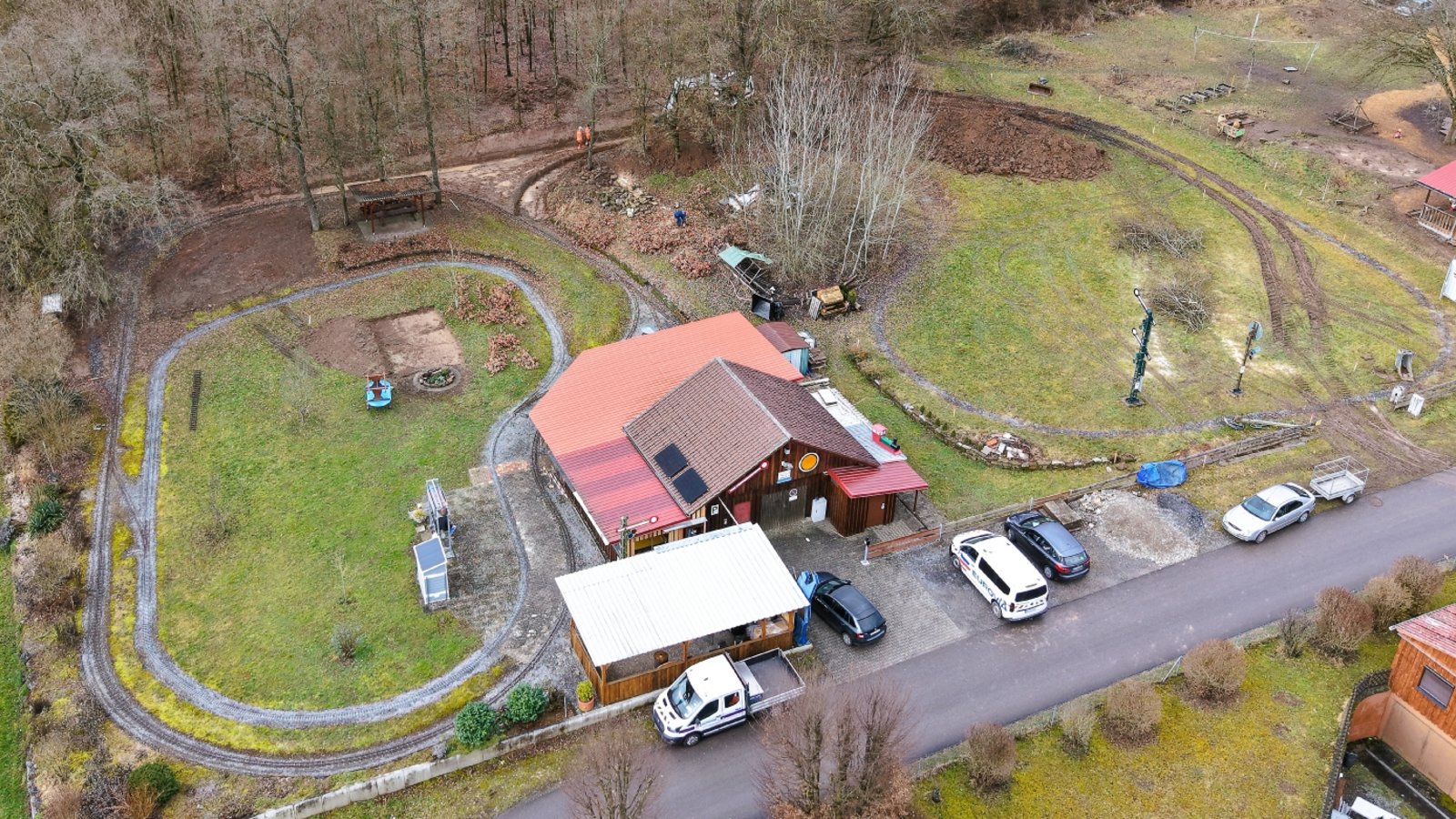 Die zwei vorhandenen Schleifen links vom Vereinsheim werden rechts um eine große ergänzt. Die zwei vorhandenen Schleifen links vom Vereinsheim werden rechts um eine große ergänzt.