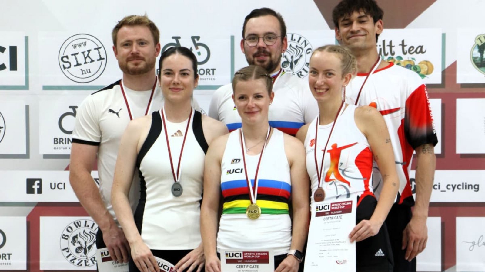 Patrick Tisch und Julia Hämmerli (li.) nach Platz zwei beim Kunstrad-Weltcup 9in Ungarn.Wilfried Schwarz Patrick Tisch und Julia Hämmerli (li.) nach Platz zwei beim Kunstrad-Weltcup 9in Ungarn.Wilfried Schwarz
