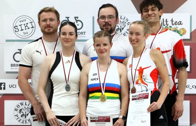 Patrick Tisch und Julia Hämmerli (li.) nach Platz zwei beim Kunstrad-Weltcup 9in Ungarn.<span class='image-autor'>Wilfried Schwarz</span>