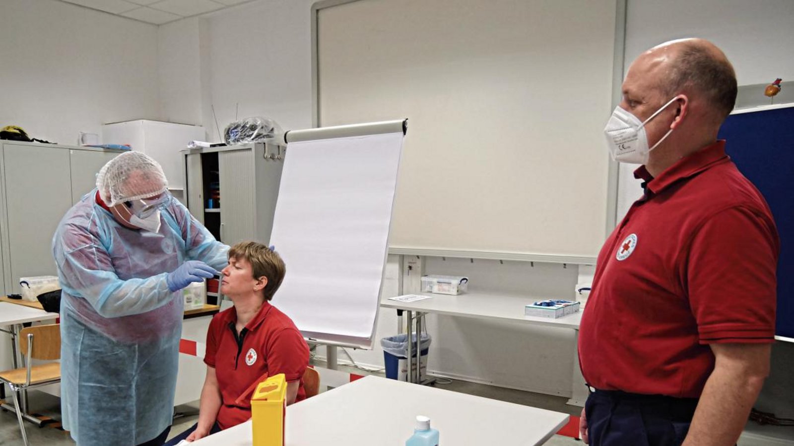 Michael Storz (links), Isabelle Bender und Maik Olpp demonstrieren die richtige Vorgehensweise beim Schnelltest. Bevor der Test durchgeführt werden kann, muss die Pufferlösung aufgesetzt werden, mit der später das Zellmaterial reagiert. Fotos: Friedrich Michael Storz (links), Isabelle Bender und Maik Olpp demonstrieren die richtige Vorgehensweise beim Schnelltest. Bevor der Test durchgeführt werden kann, muss die Pufferlösung aufgesetzt werden, mit der später das Zellmaterial reagiert. Fotos: Friedrich