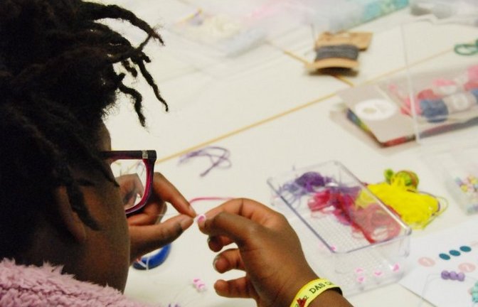 Beim Mädchenaktionstag ist nicht nur Armkettchen-Basteln angesagt, es wird auch gemeinsam gefrühstückt, diskutiert und Selbstbehauptung trainiert. <span class='image-autor'>Foto: Enzkreis/Joos</span>