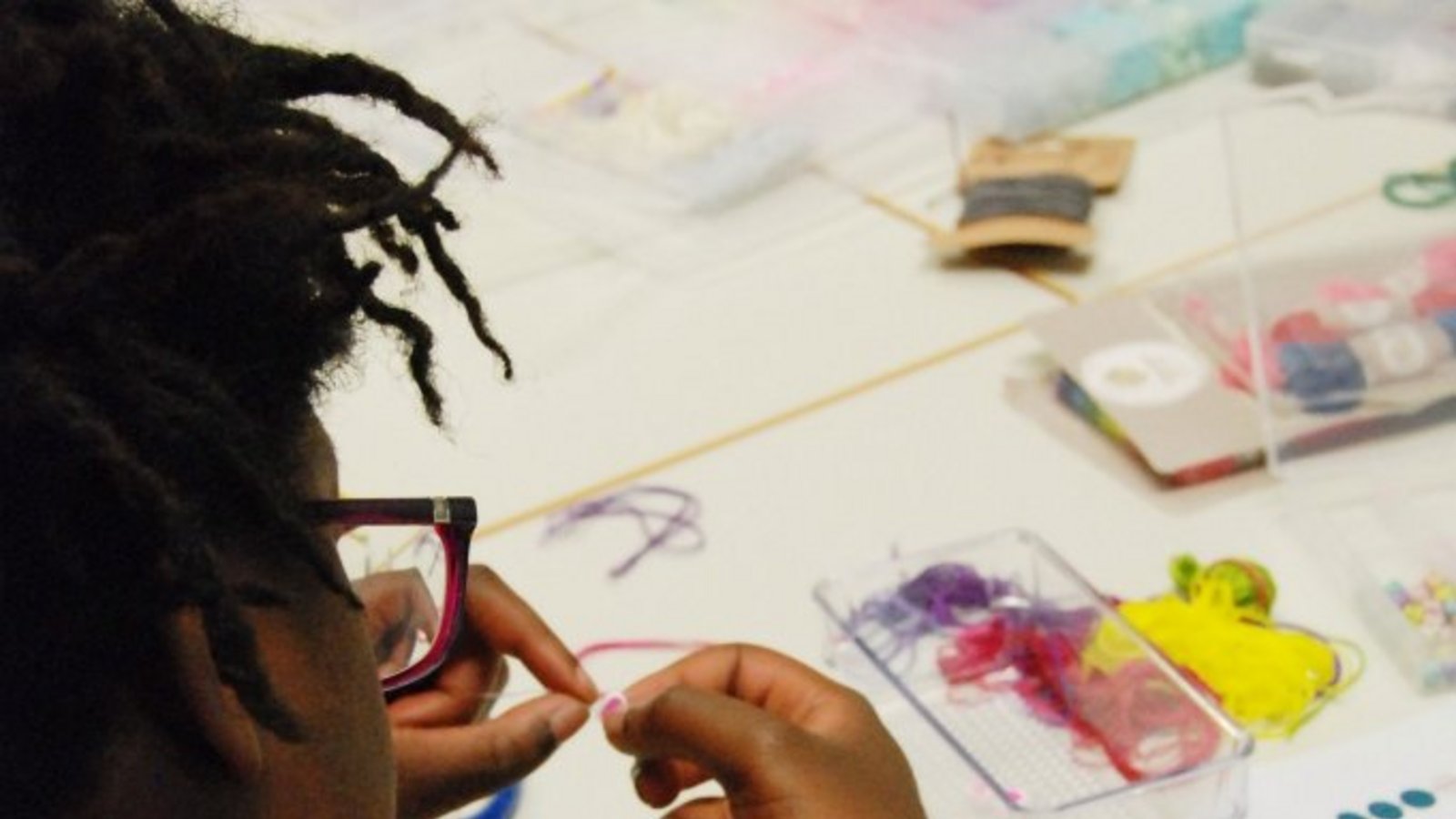 Beim Mädchenaktionstag ist nicht nur Armkettchen-Basteln angesagt, es wird auch gemeinsam gefrühstückt, diskutiert und Selbstbehauptung trainiert. Foto: Enzkreis/Joos