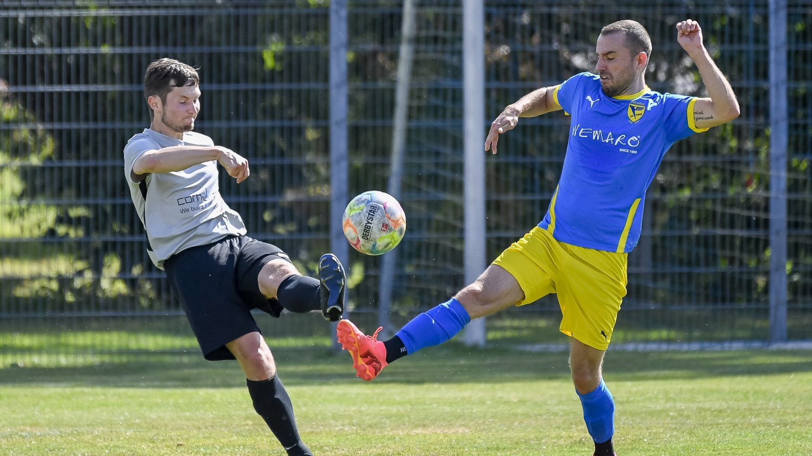 Tobias Stuible (links) zieht mit dem TSV Nussdorf II in die erste Pokalrunde ein. Foto: Leitner Tobias Stuible (links) zieht mit dem TSV Nussdorf II in die erste Pokalrunde ein. Foto: Leitner