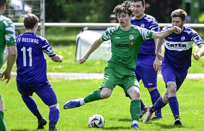 Iptingens Anton Zschocke (Mitte) lässt Julian Gayer (links) und Frank Müller ins Leere laufen. Das 6:0 gegen den FV Roßwag wird zur klaren Angelegenheit. <span class='image-autor'>Foto: Leitner</span>