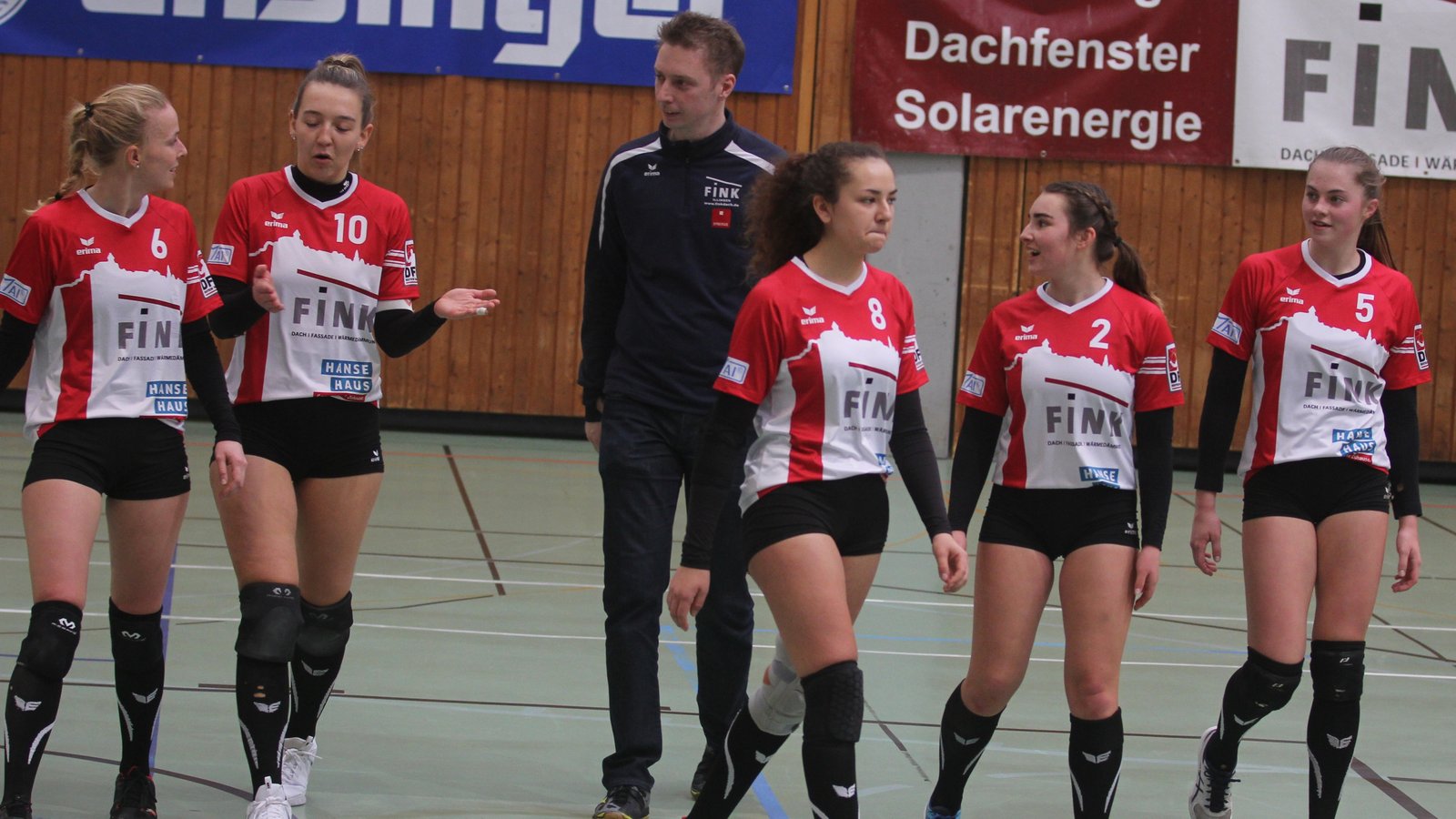 Für (von links) Natalie Lochmahr, Merle Bremer, TVV-Trainer Carsten Reitschuster, Leoni Modenese, Lea Schmidt und Ricarda Stübbe geht es an diesem Sonntag in Stammheim um die Wurst: Die Faustballerinnen des TV Vaihingen kämpfen um den Erstliga-Aufstieg. Foto: Nachreiner Für (von links) Natalie Lochmahr, Merle Bremer, TVV-Trainer Carsten Reitschuster, Leoni Modenese, Lea Schmidt und Ricarda Stübbe geht es an diesem Sonntag in Stammheim um die Wurst: Die Faustballerinnen des TV Vaihingen kämpfen um den Erstliga-Aufstieg. Foto: Nachreiner