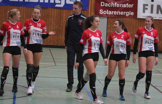 Für (von links) Natalie Lochmahr, Merle Bremer, TVV-Trainer Carsten Reitschuster, Leoni Modenese, Lea Schmidt und Ricarda Stübbe geht es an diesem Sonntag in Stammheim um die Wurst: Die Faustballerinnen des TV Vaihingen kämpfen um den Erstliga-Aufstieg. <span class='image-autor'>Foto: Nachreiner</span>