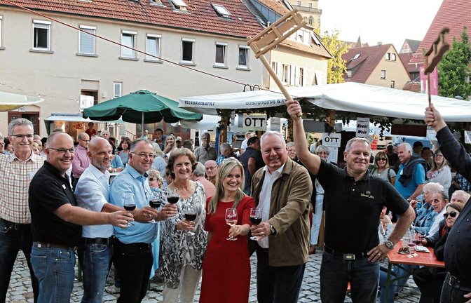 Vertreter der Sachsenheimer Wengerter, die Rätschengruppe, Gisela Zimmermann, Konrad Buck von Bund der Selbstständigen, Bürgermeister Horst Fiedler und die Württembergische Weinkönigin Carolin Klöckner eröffnen das Sachsenheimer Weindorf. Fotos: Bögel