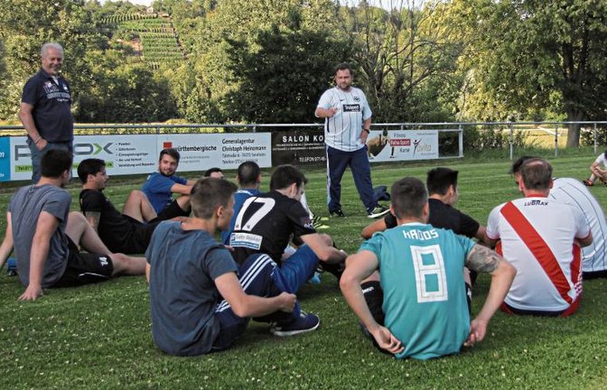 Eine kurze Ansprache mit Informationen bezüglich der Saison für die Spieler darf bei SGM-Trainer Karl Macionczyk (stehend MItte) beim Trainingsauftakt nicht fehlen. Foto:Michael Nachreiner
