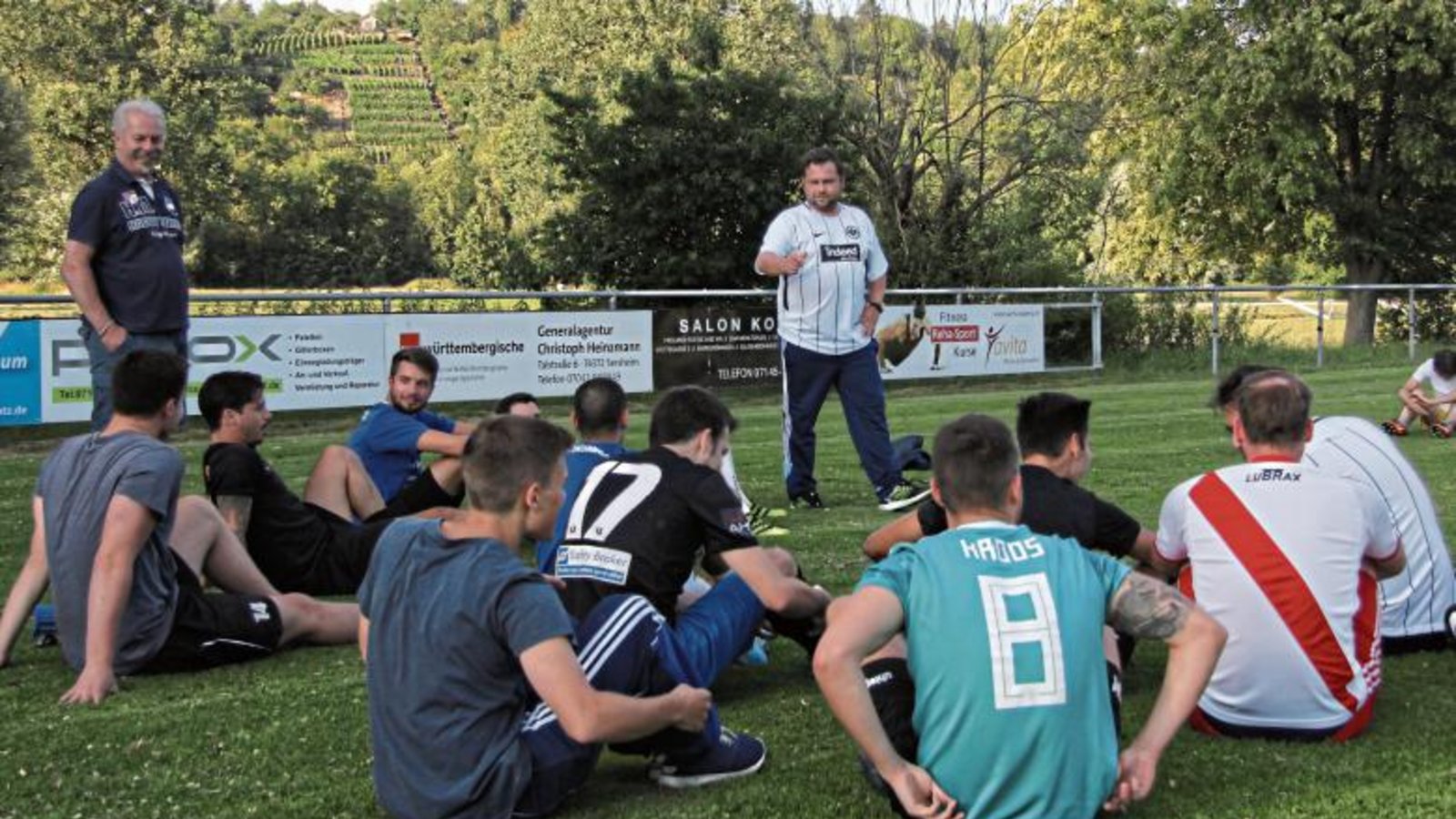 Eine kurze Ansprache mit Informationen bezüglich der Saison für die Spieler darf bei SGM-Trainer Karl Macionczyk (stehend MItte) beim Trainingsauftakt nicht fehlen. Foto:Michael Nachreiner Eine kurze Ansprache mit Informationen bezüglich der Saison für die Spieler darf bei SGM-Trainer Karl Macionczyk (stehend MItte) beim Trainingsauftakt nicht fehlen. Foto:Michael Nachreiner