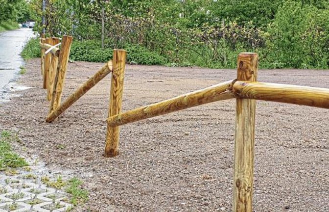 Die von Mitarbeitern der Gemeinde Illingen kürzlich fertiggestellte Blumenwiese in der Talaue ist in der Nacht zum Samstag Opfer von blinder Zerstörungswut geworden. Holzpfosten des Zaunes wurden herausgerissen, die halbrunden Zaunriegel wurden mit Fußtritten von den Holzpfosten lose getreten. „Arbeit von mehreren Stunden wurden von ein paar Idioten in wenigen Minuten zerstört“, ärgert sich unser Leser Wolfgang Gutjahr.
