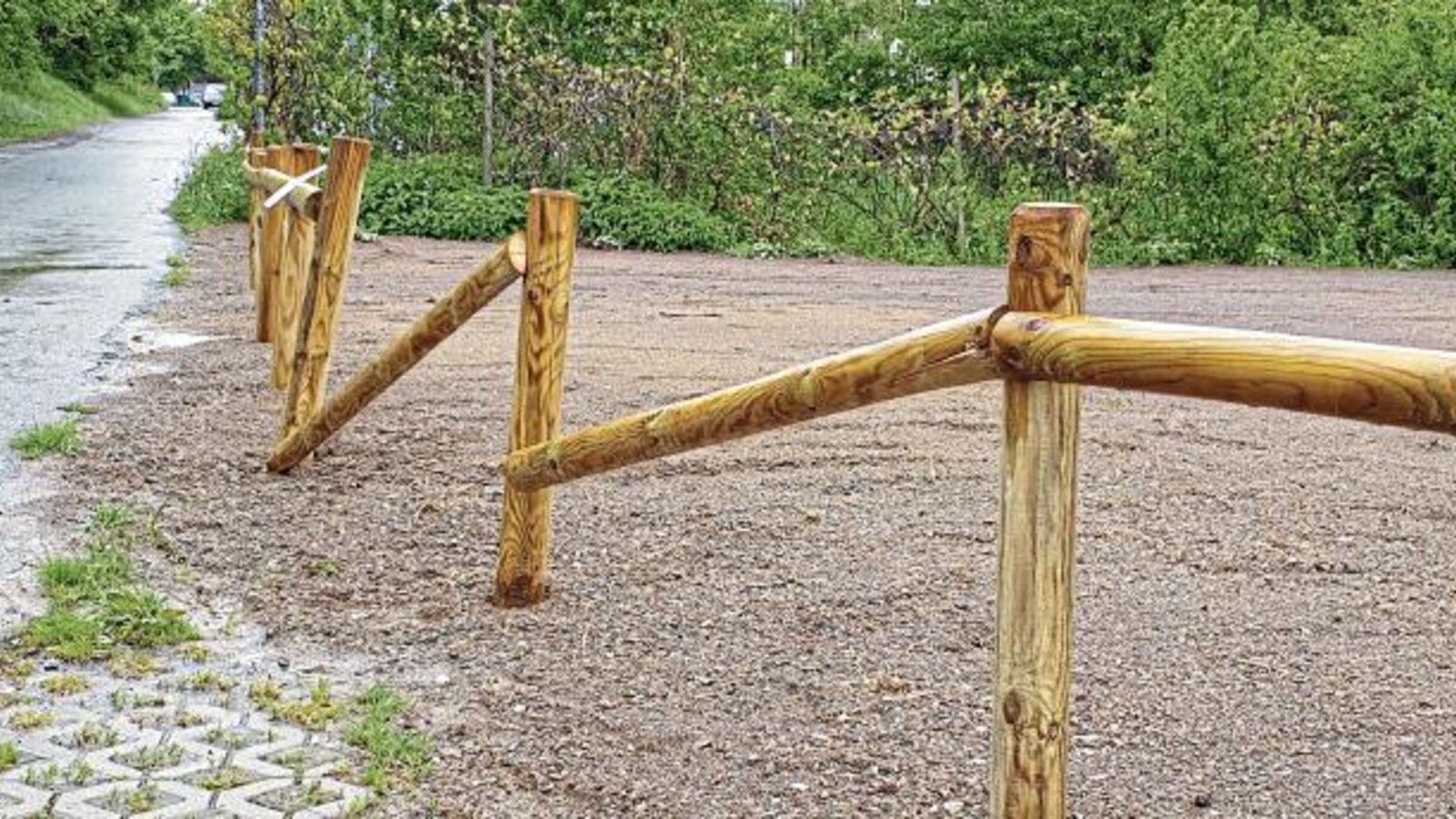 Die von Mitarbeitern der Gemeinde Illingen kürzlich fertiggestellte Blumenwiese in der Talaue ist in der Nacht zum Samstag Opfer von blinder Zerstörungswut geworden. Holzpfosten des Zaunes wurden herausgerissen, die halbrunden Zaunriegel wurden mit Fußtritten von den Holzpfosten lose getreten. „Arbeit von mehreren Stunden wurden von ein paar Idioten in wenigen Minuten zerstört“, ärgert sich unser Leser Wolfgang Gutjahr. Die von Mitarbeitern der Gemeinde Illingen kürzlich fertiggestellte Blumenwiese in der Talaue ist in der Nacht zum Samstag Opfer von blinder Zerstörungswut geworden. Holzpfosten des Zaunes wurden herausgerissen, die halbrunden Zaunriegel wurden mit Fußtritten von den Holzpfosten lose getreten. „Arbeit von mehreren Stunden wurden von ein paar Idioten in wenigen Minuten zerstört“, ärgert sich unser Leser Wolfgang Gutjahr.