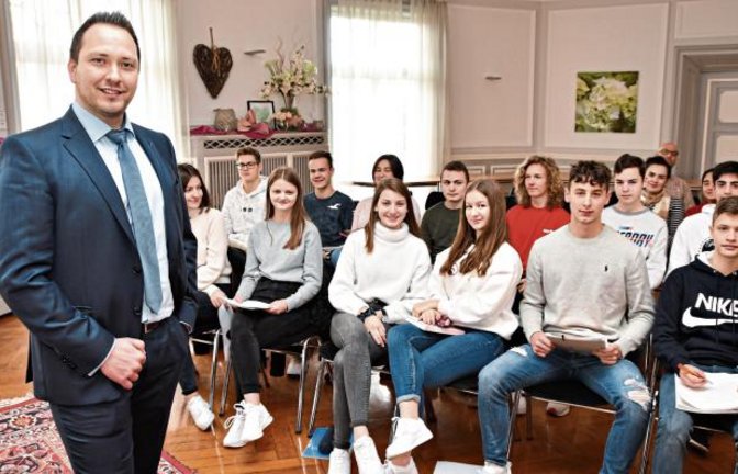 Alexander Schell war zu Gast im Salon des Lichtenstern-Gymnasiums.  Foto: p