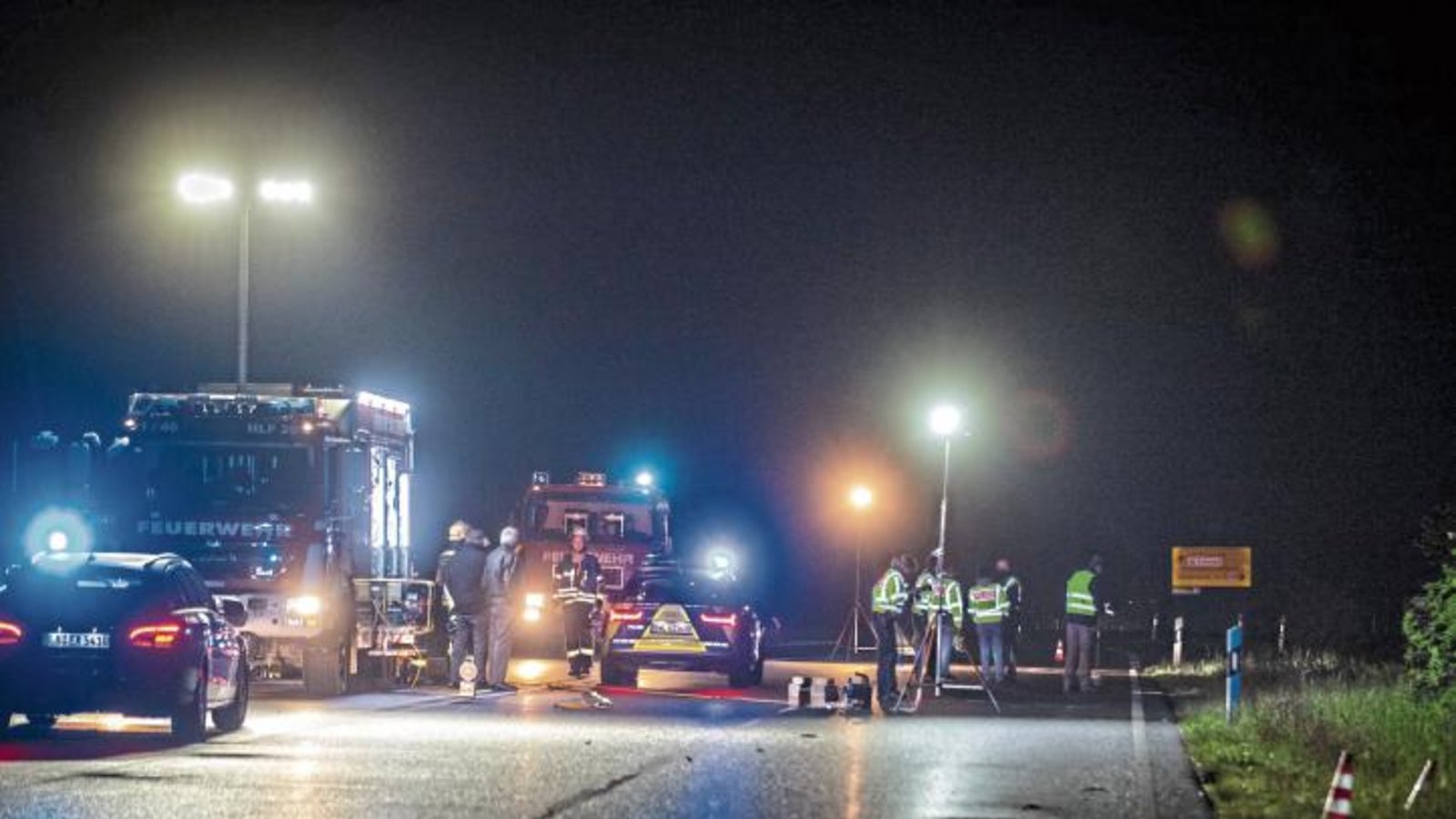 Bei dem Unfall am 12. Mai 2019 bei Sachsenheim stirbt ein Mann, drei Personen werden verletzt. Die Personengruppe war zu Fuß unterwegs. Der Fahrer flüchtete zunächst und stellte sich kurz darauf der Polizei. Foto: 7aktuell/ Adomat Bei dem Unfall am 12. Mai 2019 bei Sachsenheim stirbt ein Mann, drei Personen werden verletzt. Die Personengruppe war zu Fuß unterwegs. Der Fahrer flüchtete zunächst und stellte sich kurz darauf der Polizei. Foto: 7aktuell/ Adomat