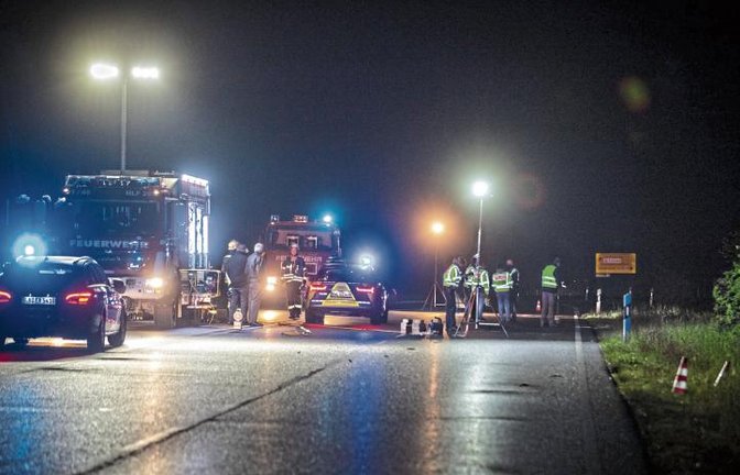 Bei dem Unfall am 12. Mai 2019 bei Sachsenheim stirbt ein Mann, drei Personen werden verletzt. Die Personengruppe war zu Fuß unterwegs. Der Fahrer flüchtete zunächst und stellte sich kurz darauf der Polizei. Foto: 7aktuell/ Adomat