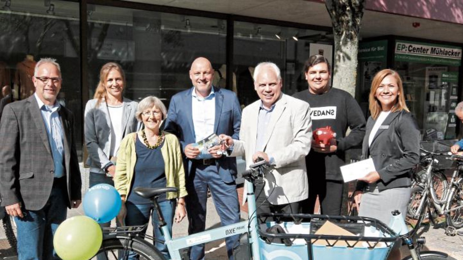 Eine neue Mobilitätsform für Einkaufsfahrten in Mühlacker: Der VCD stellte sein Lastenrad vor (von links): Jörg Soulier (Stadt), Citymanagerin Anna-Maria Fritz, Landtagsabgeordnete Stephanie Seemann, Klaus Sämann (Kaufhaus), VCD-Vorsitzender Matthias Lieb, Pascal Roth (Kaufhaus) und Selma Cantürk (VPE). Foto: Kollros Eine neue Mobilitätsform für Einkaufsfahrten in Mühlacker: Der VCD stellte sein Lastenrad vor (von links): Jörg Soulier (Stadt), Citymanagerin Anna-Maria Fritz, Landtagsabgeordnete Stephanie Seemann, Klaus Sämann (Kaufhaus), VCD-Vorsitzender Matthias Lieb, Pascal Roth (Kaufhaus) und Selma Cantürk (VPE). Foto: Kollros