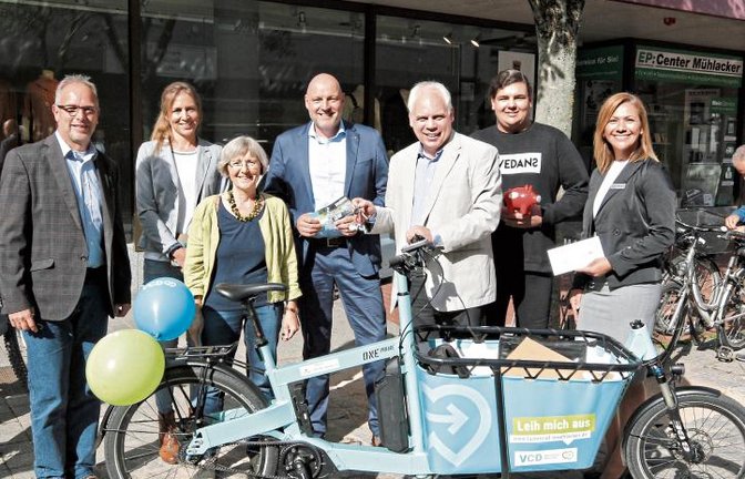 Eine neue Mobilitätsform für Einkaufsfahrten in Mühlacker: Der VCD stellte sein Lastenrad vor (von links): Jörg Soulier (Stadt), Citymanagerin Anna-Maria Fritz, Landtagsabgeordnete Stephanie Seemann, Klaus Sämann (Kaufhaus), VCD-Vorsitzender Matthias Lieb, Pascal Roth (Kaufhaus) und Selma Cantürk (VPE). Foto: Kollros