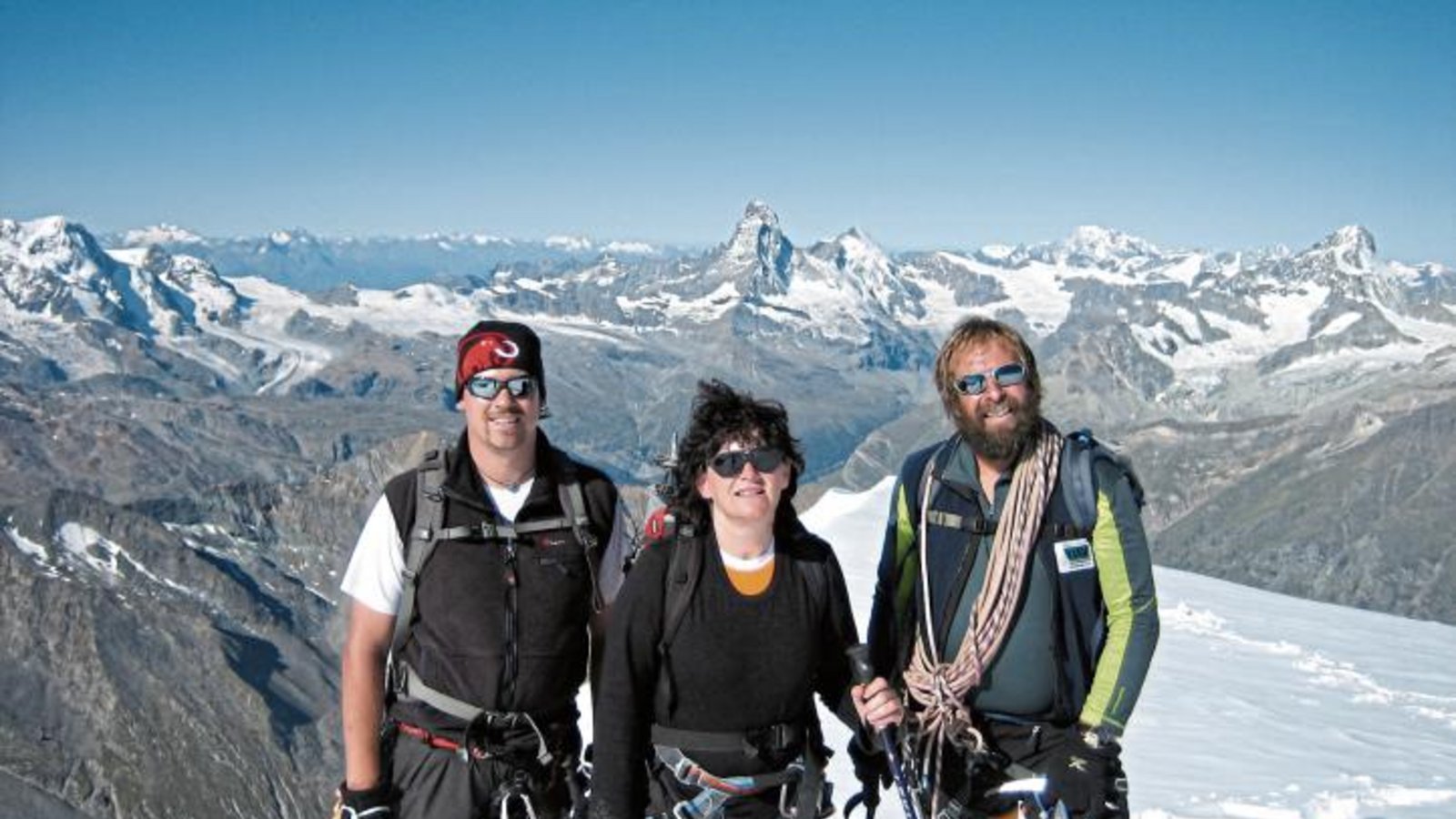 Brigitte und Roland Fischer (rechts) bei einer Hochtour im Wallis.  Foto: p