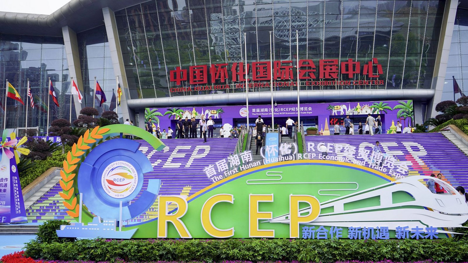 RCEP steht in einem großen Schriftzug vor der Kongresshalle, wo die Economic and Trade Expo in Huaihua City in China stattfindet. (Foto vom 23. Oktober 2023).Foto: Imago/Xinhua