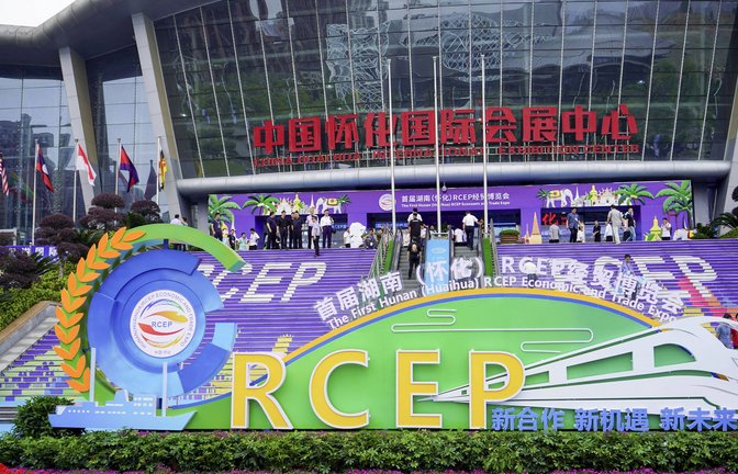 RCEP steht in einem großen Schriftzug vor der Kongresshalle, wo die Economic and Trade Expo in Huaihua City in China stattfindet. (Foto vom 23. Oktober 2023).<span class='image-autor'>Foto: Imago/Xinhua</span>