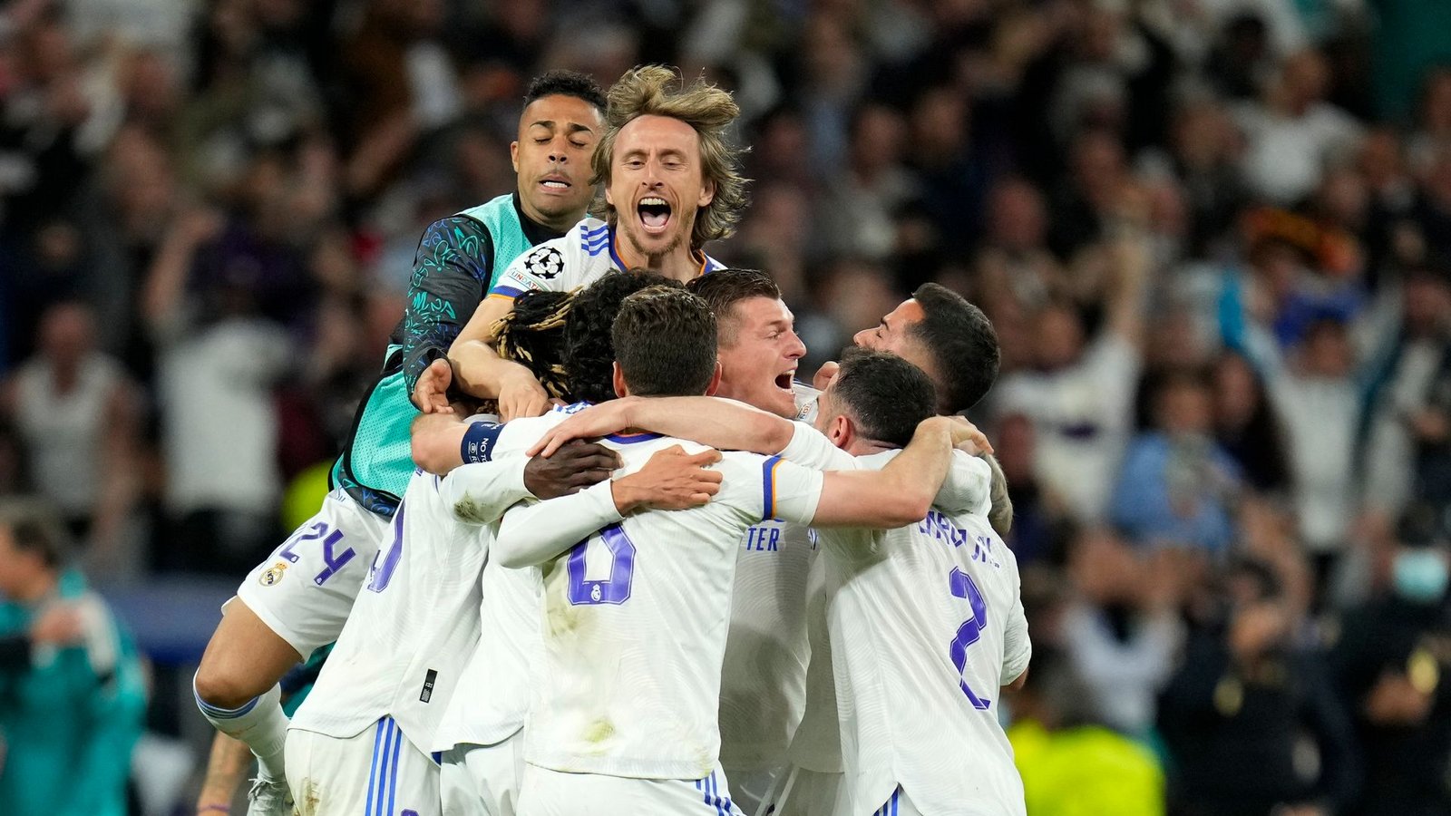 Die Spieler von Real Madrid feiern den Einzug ins Finale der Champions League.Foto: Manu Fernandez/AP/dpa