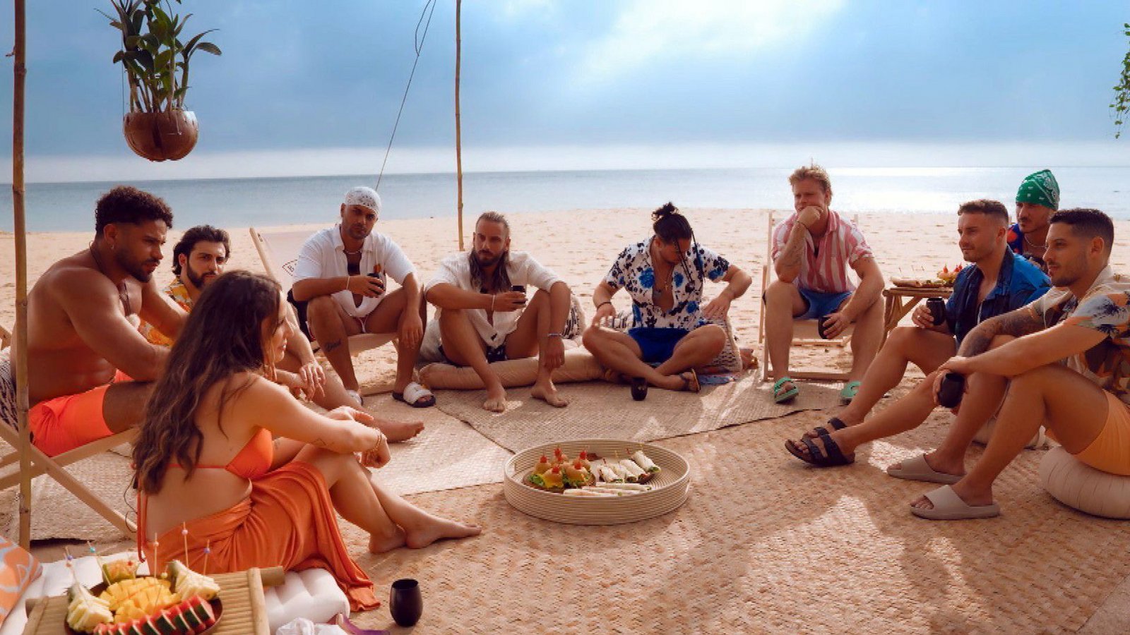 Jennifer kann das Gruppendate nicht genießen – sie vermisst ihren Sohn.Foto: RTL