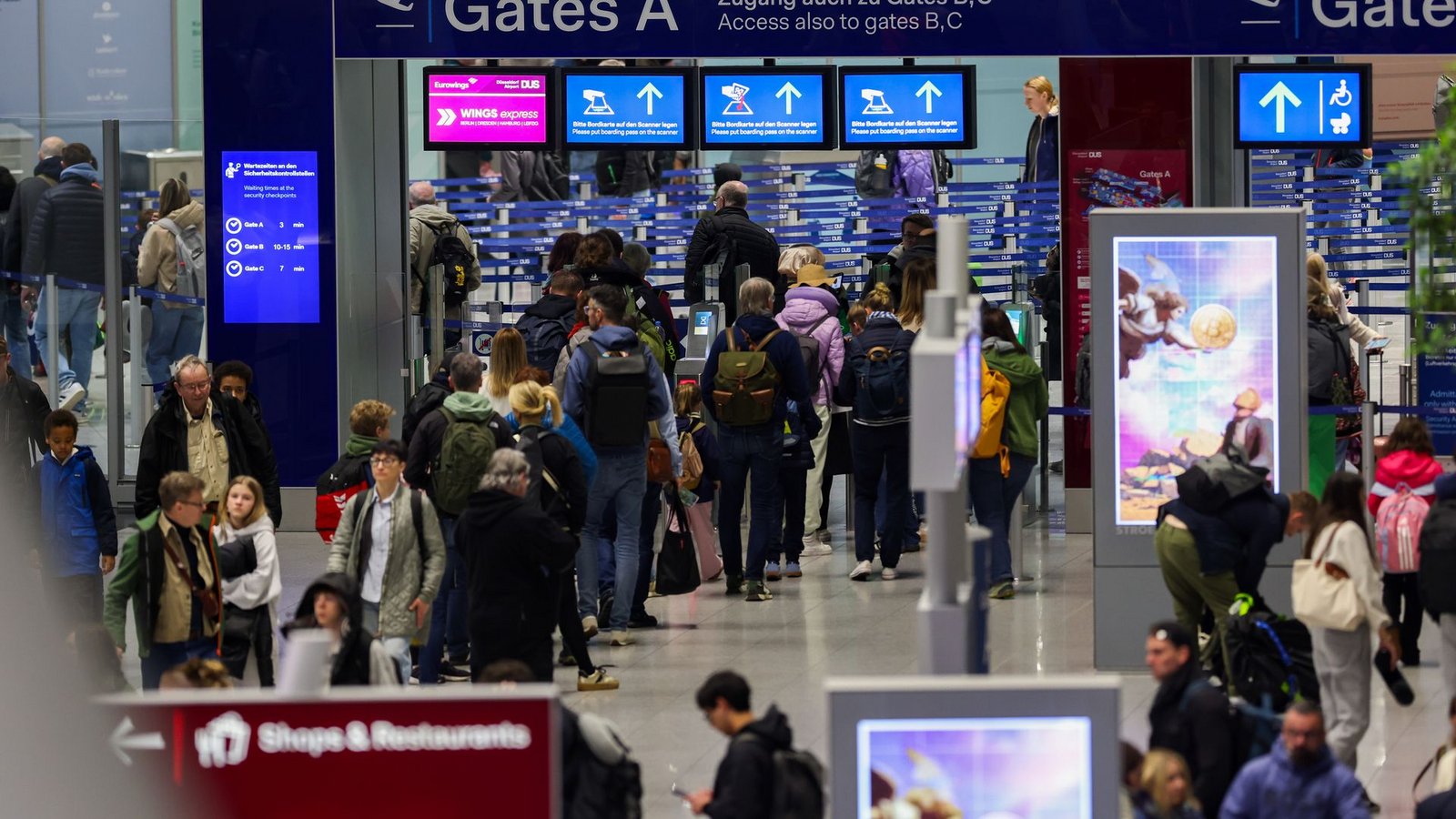 Krisen und Konflikte beeinflussen derzeit die Reiseentscheidungen vieler Urlauber. (Archivbild)Foto: Christoph Reichwein/dpa