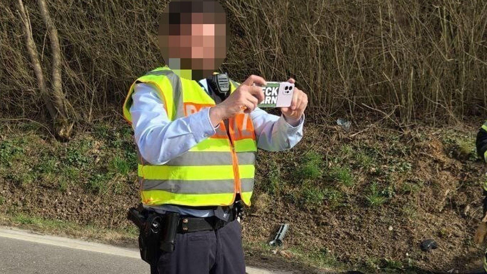 Das Handy des Polizisten hat einen Aufkleber, auf dem deutlich lesbar die Buchstaben „FCKGRN“ stehen.Foto: Die PARTEI Heilbronn Das Handy des Polizisten hat einen Aufkleber, auf dem deutlich lesbar die Buchstaben „FCKGRN“ stehen.Foto: Die PARTEI Heilbronn
