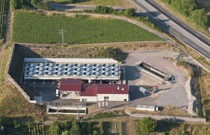 Die Geothermieanlage in Insheim wirkt unscheinbar – der Wein, der oberhalb davon wächst, wird vom Unternehmen aufgekauft.<span class='image-autor'>Foto: Klaus Venus</span>